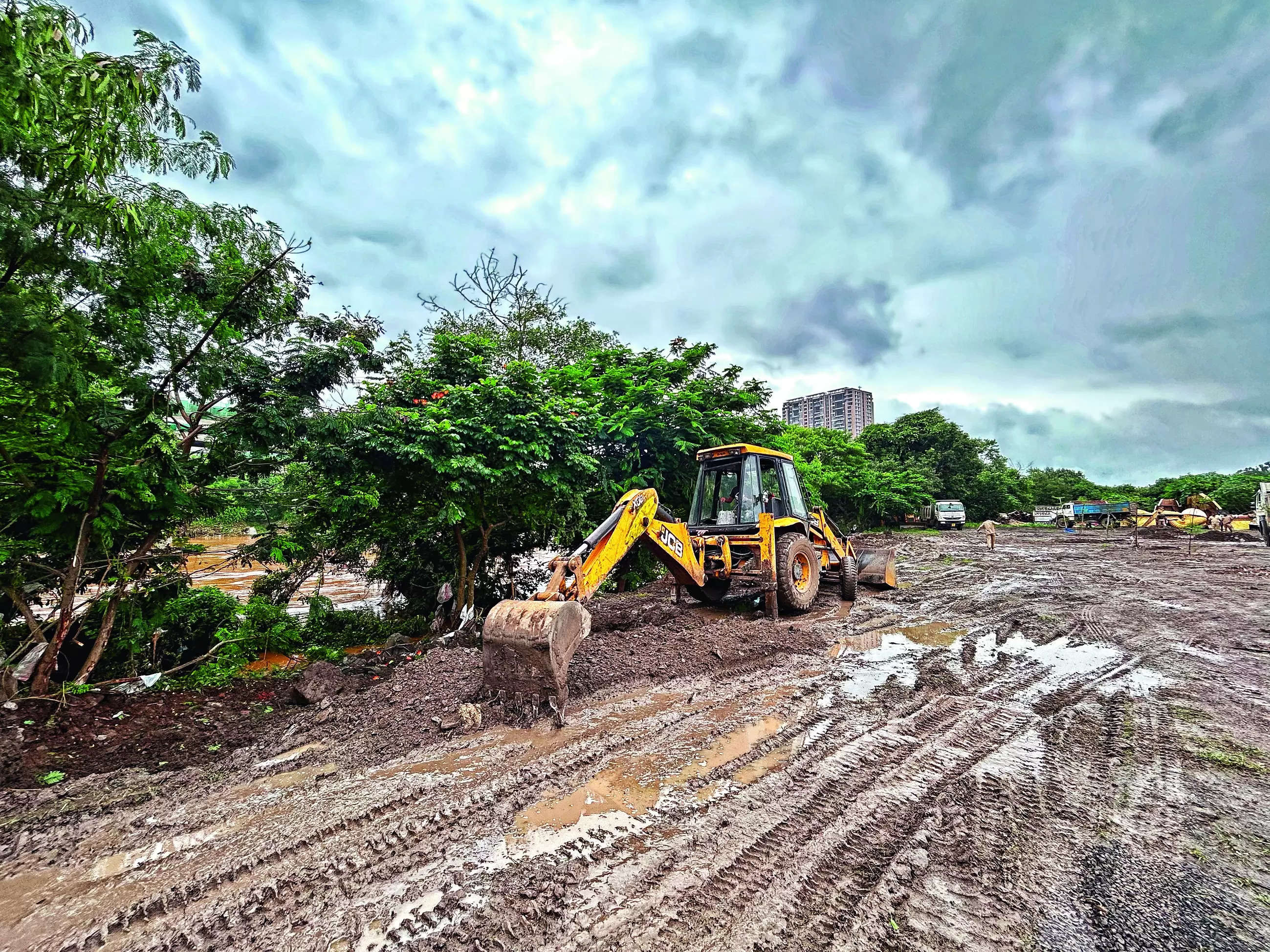 Activists blame civic body for throwing debris lifted from riverbanks on road