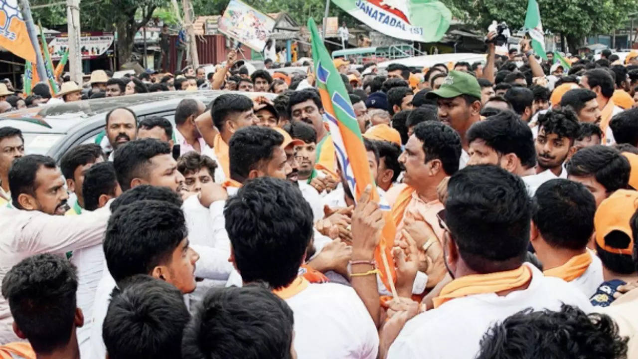 Mysuru Chalo: BJP, JD(S) workers clash over Preetham’s padayatra presence in Karnataka's Mandya, banners set on fire