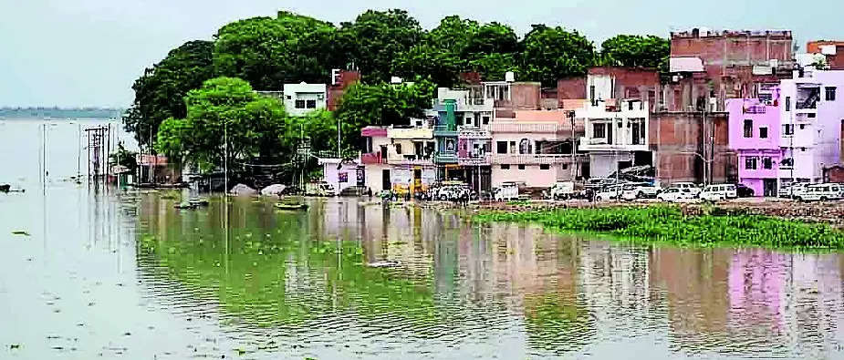 Ganga on rise, floodwater enters low-lying areas in city