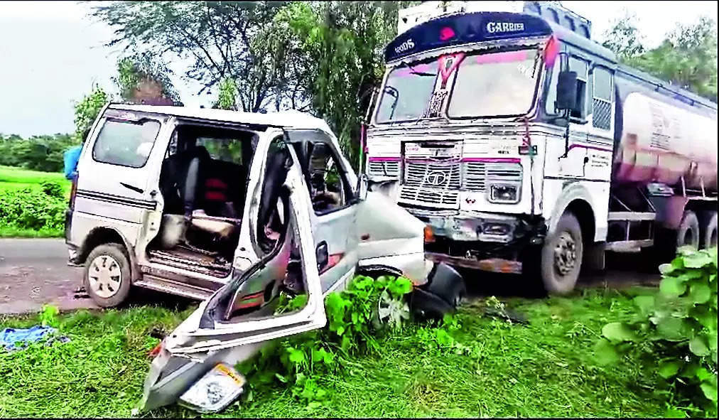 5 die as van hits tanker near Godhra