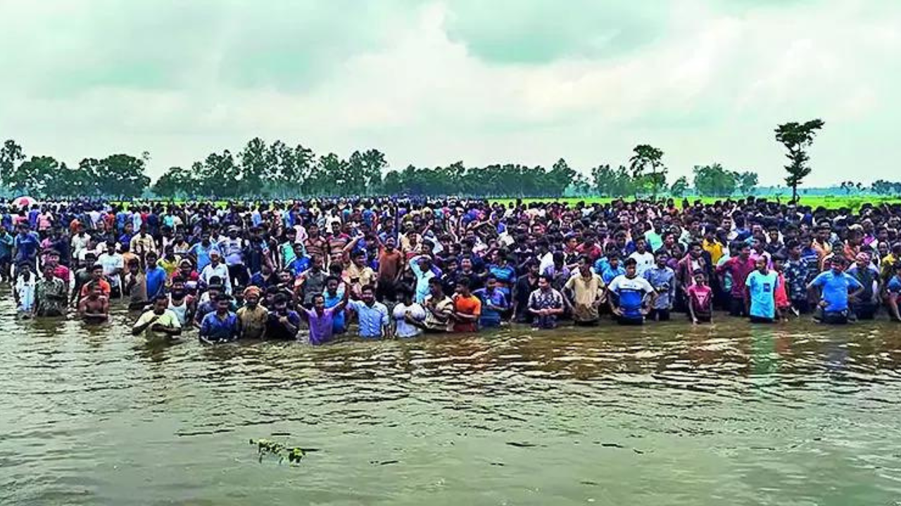 Desperate to escape to India, Bangladeshis wait in rivulet