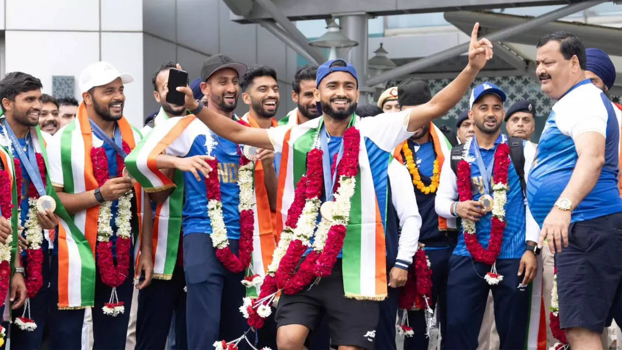 Watch: Hockey team returns home from Paris to beats of 'dhol'