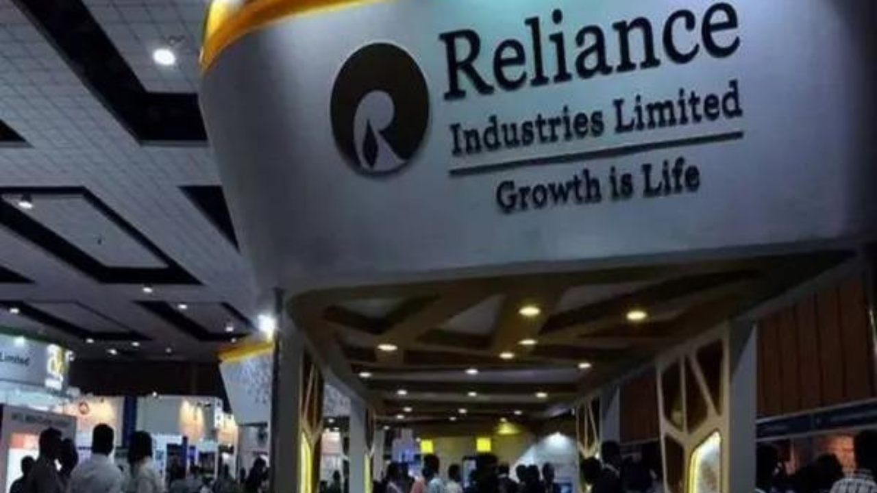 The Headlines – Reliance to commission first solar giga-factory in FY25