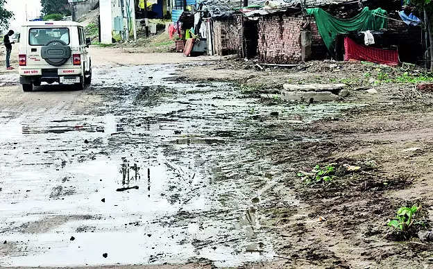 Water level recedes, leaves behind trail of muck, stench