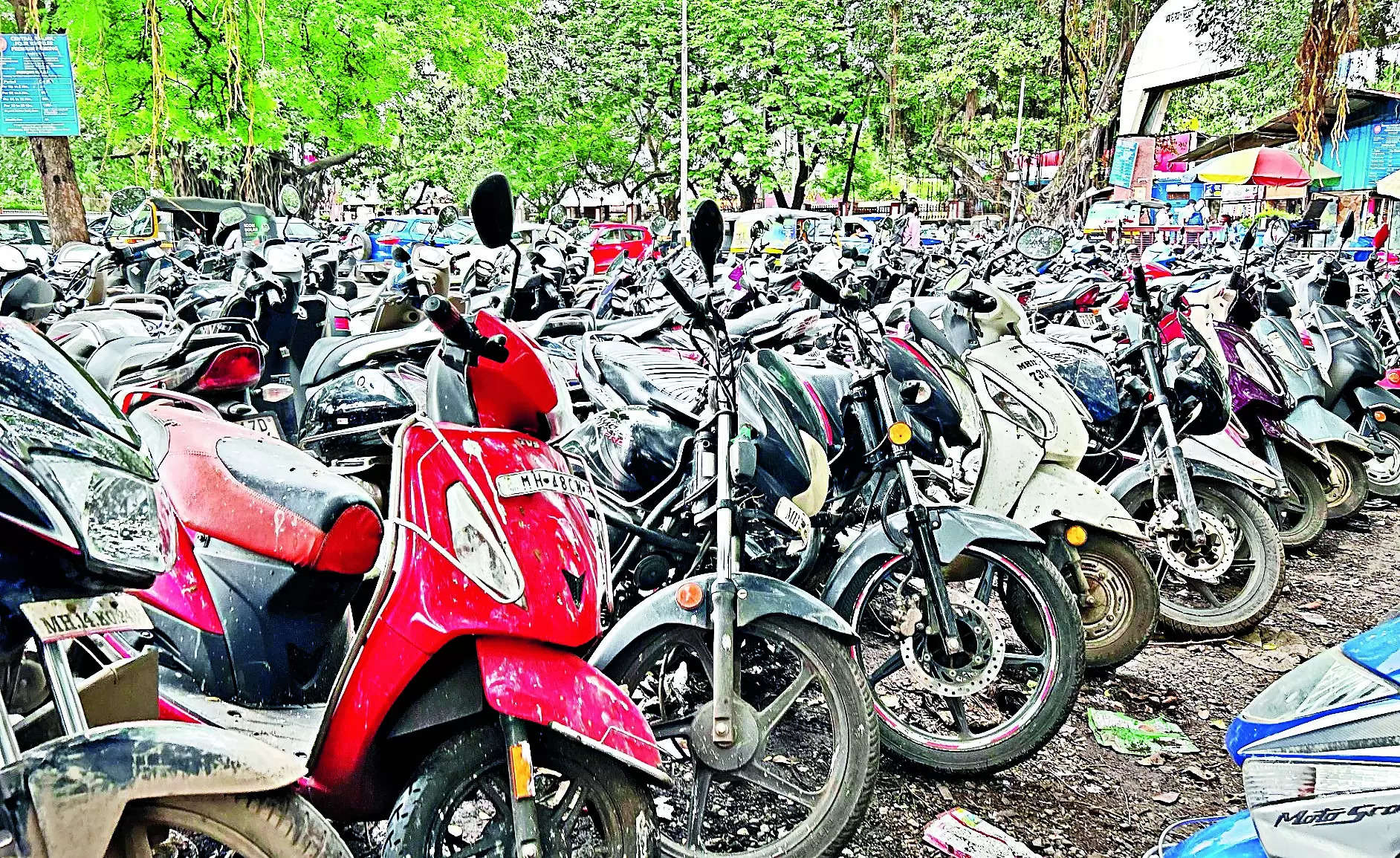 Parking woes inconveniencecitizens at Pune railway stn