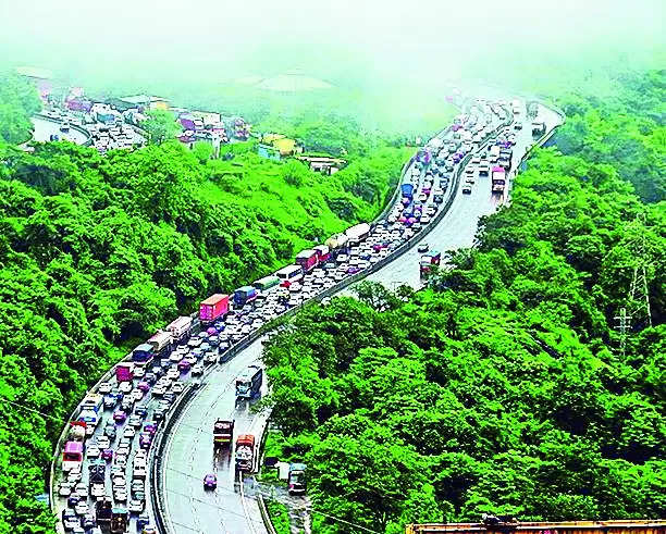 Travellers, cops brace for high traffic volume over Aug 15 long weekend