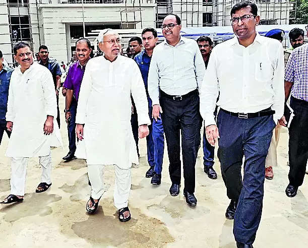 Nitish reviews progress of collectorate bldg construction