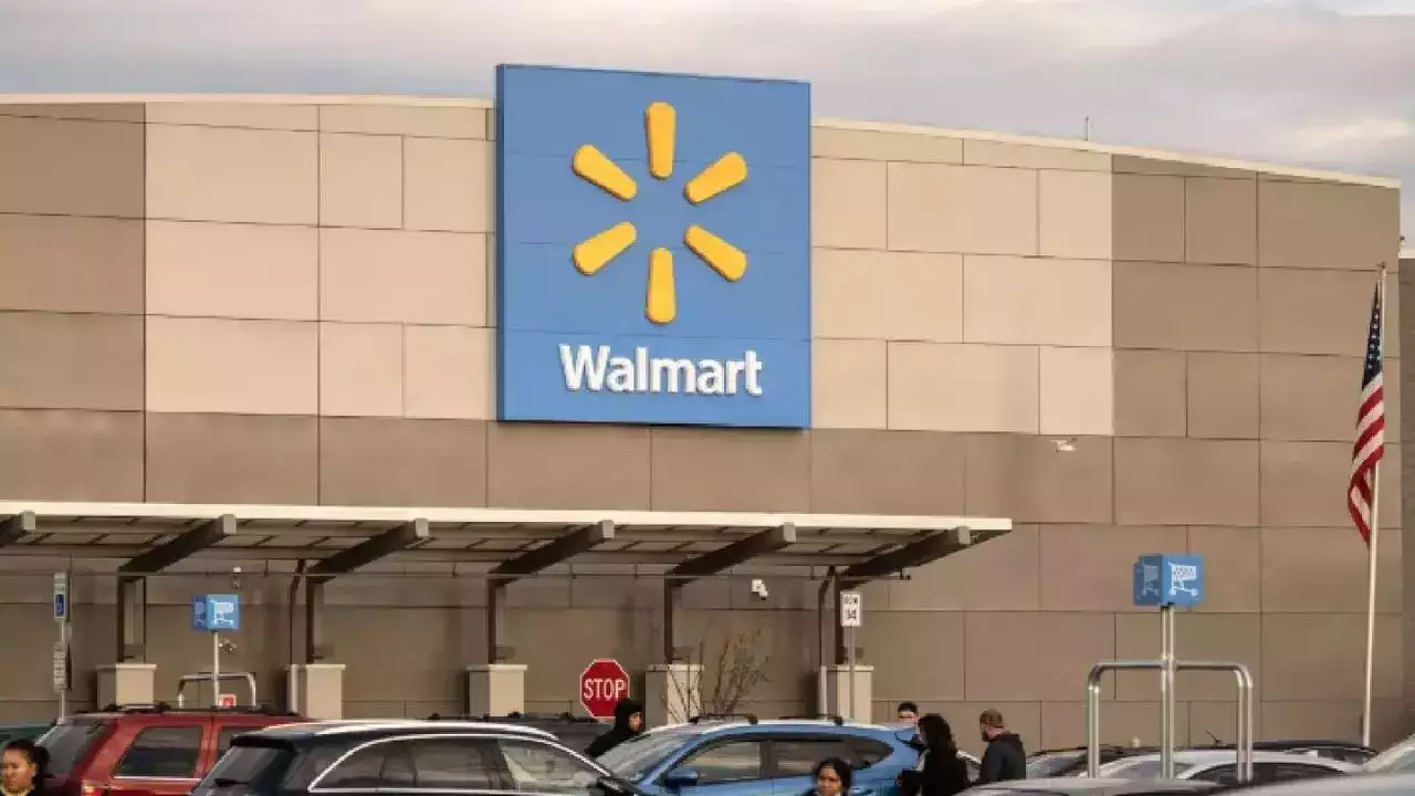 The Headlines – Walmart lifts earnings outlook after revenues rise