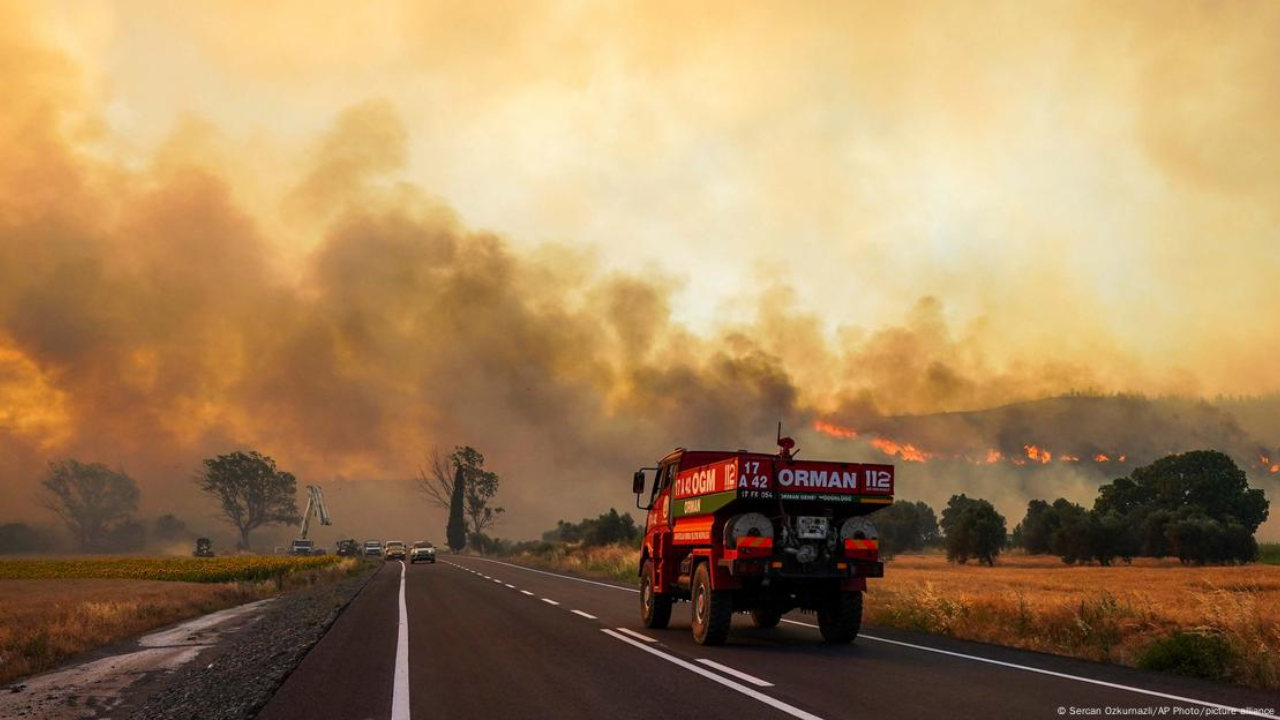 Turkey wildfires threaten homes and war memorials