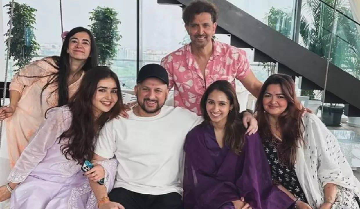 Hrithik Roshan and Saba Azad celebrate Raksha Bandhan with Pashmina Roshan and family members Filmymeet