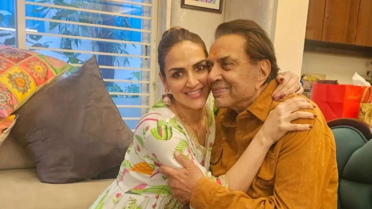 Esha Deol drop PIC with dad Dharmendra on Rakhi