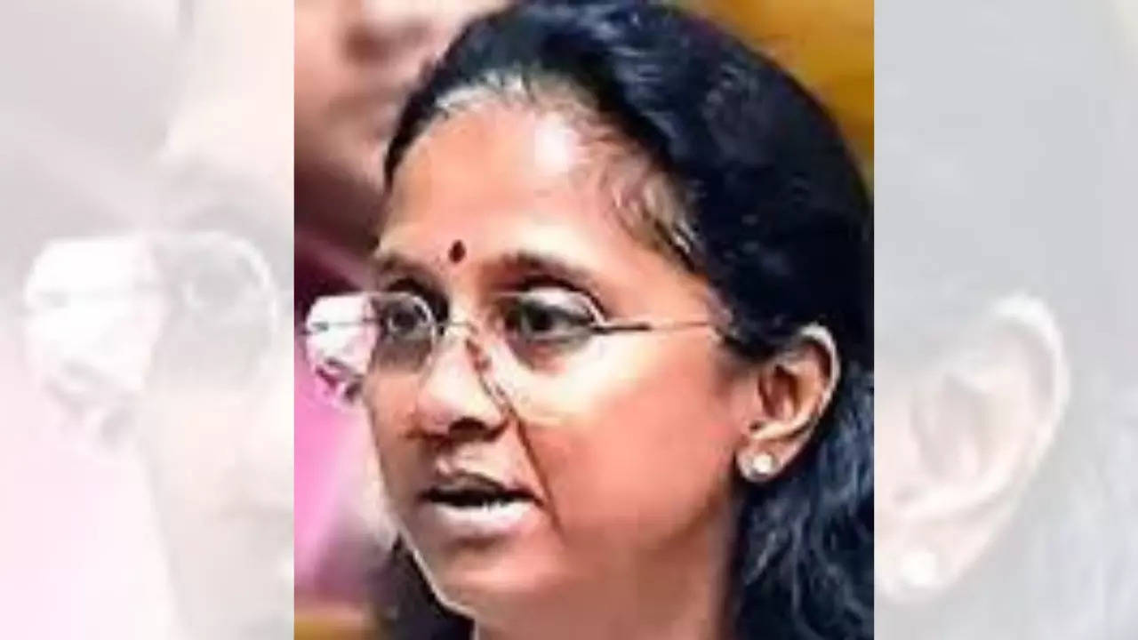 Supriya calls for Fadnavis’s resignation for ignoring home min duties