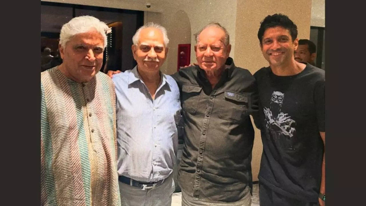 Farhan Akhtar shares PIC with legendary 'Sholay' trio Salim-Javed and Ramesh Sippy Filmymeet