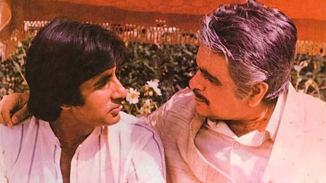 When Amitabh Bachchan had refused to star in 'Shakti' as he was scared to be in a film with Dilip Kumar, here's how the latter reacted! | Hindi Movie News Filmymeet