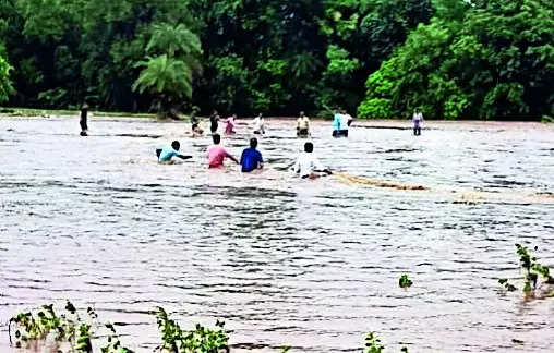 Fire brigade rescues six from islet in swollen Panam river