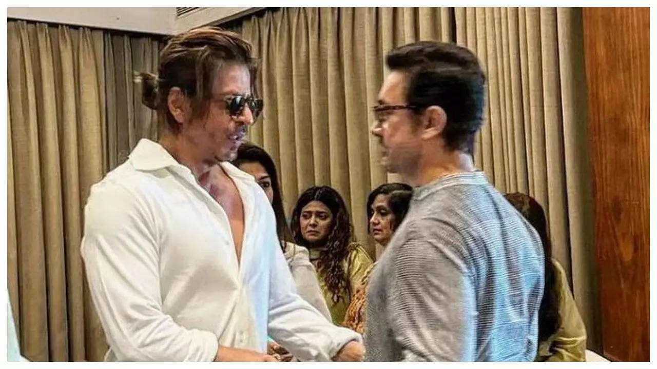 Shah Rukh Khan and Aamir Khan's UNSEEN pic from a senior photographer’s prayer meet goes viral | Hindi Movie News Filmymeet