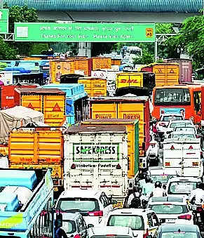 Rally, rain cause jams on NH-8 near border