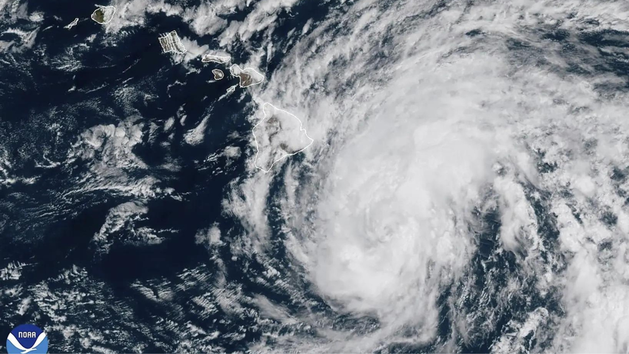 Hurricane Hone lashes Hawaii's Big Island with furious waves and flooding, thousands lose power