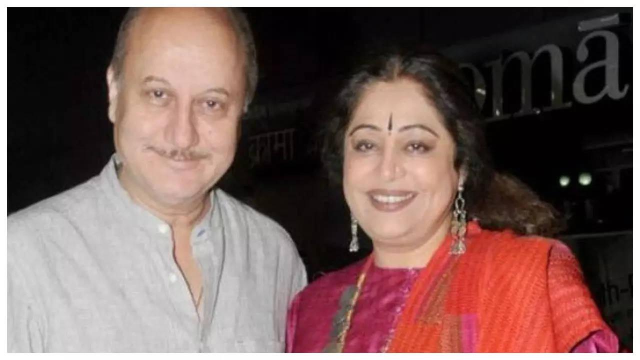 Anupam celebrates his 39th wedding anniversary with wife