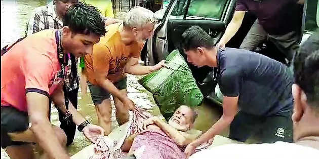 Youngsters dive to injured man’s aid, haul him out on raft