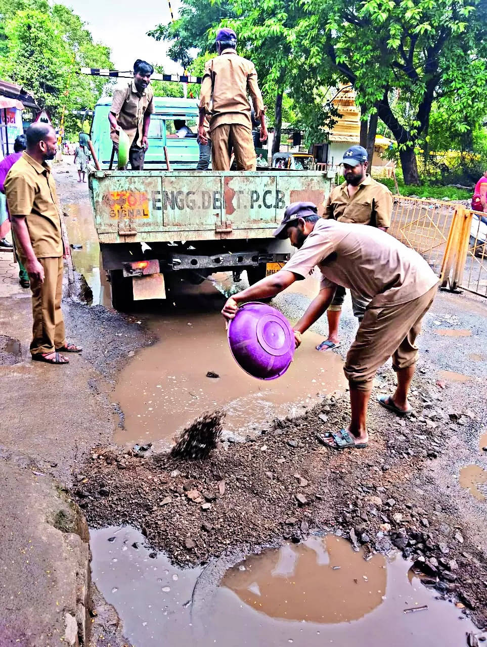 Ghorpadi residents protest against poor roads in cantt