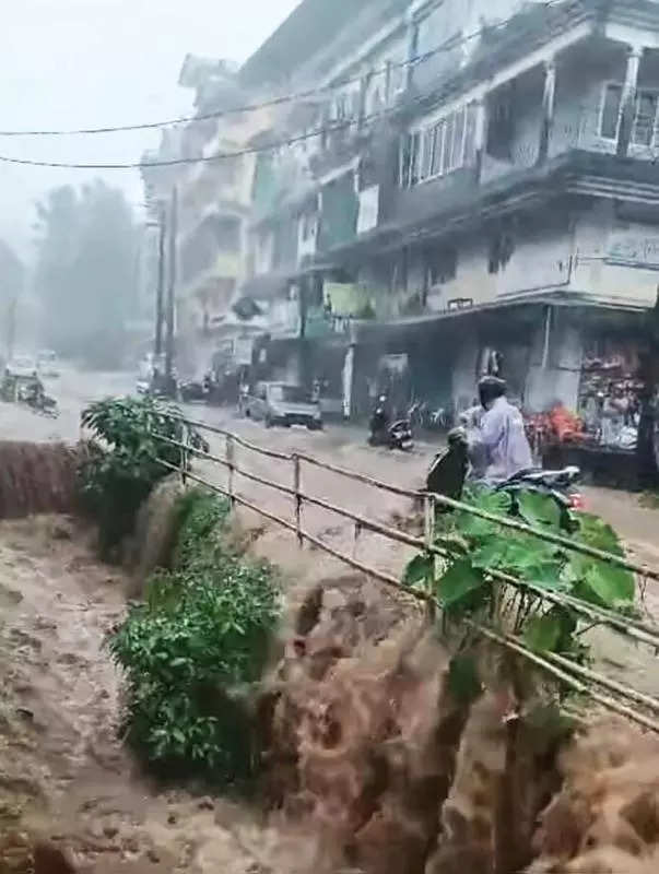 Torrential rainfall washes out weekly Sanquelim market