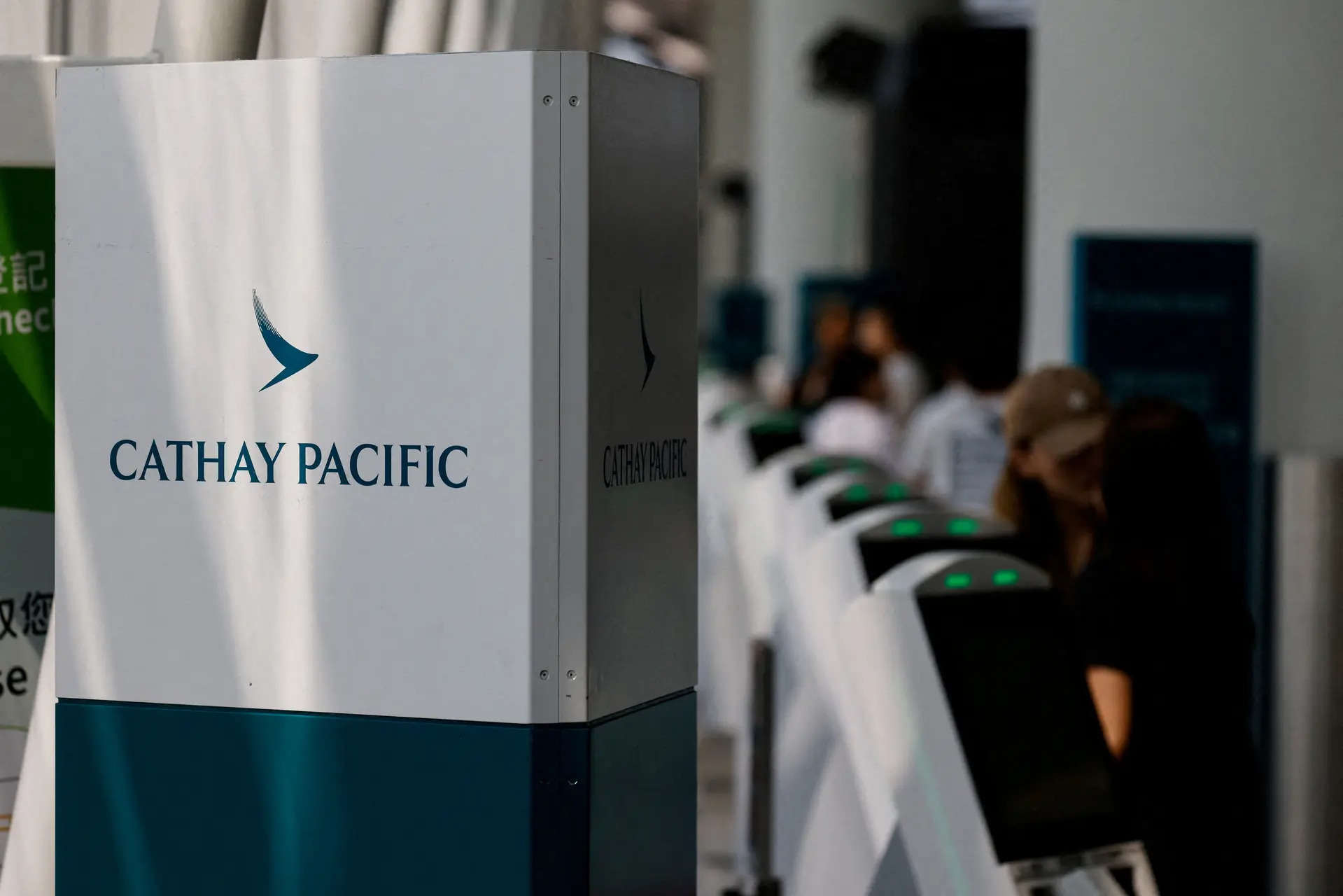 The Headlines – Cathay Pacific cancels dozens of Airbus A350 flights amid engine issues