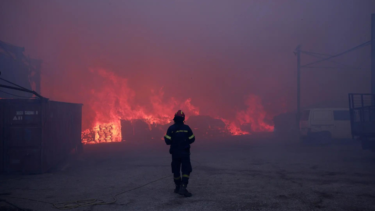 Woman starts two wildfires to flirt with firefighters