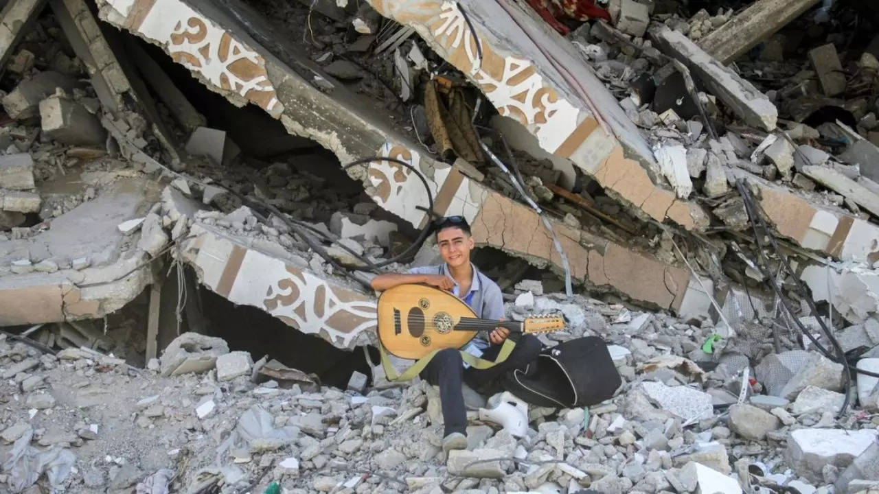 Gazan teen musician found new life in playing his oud for children amid war, watch video