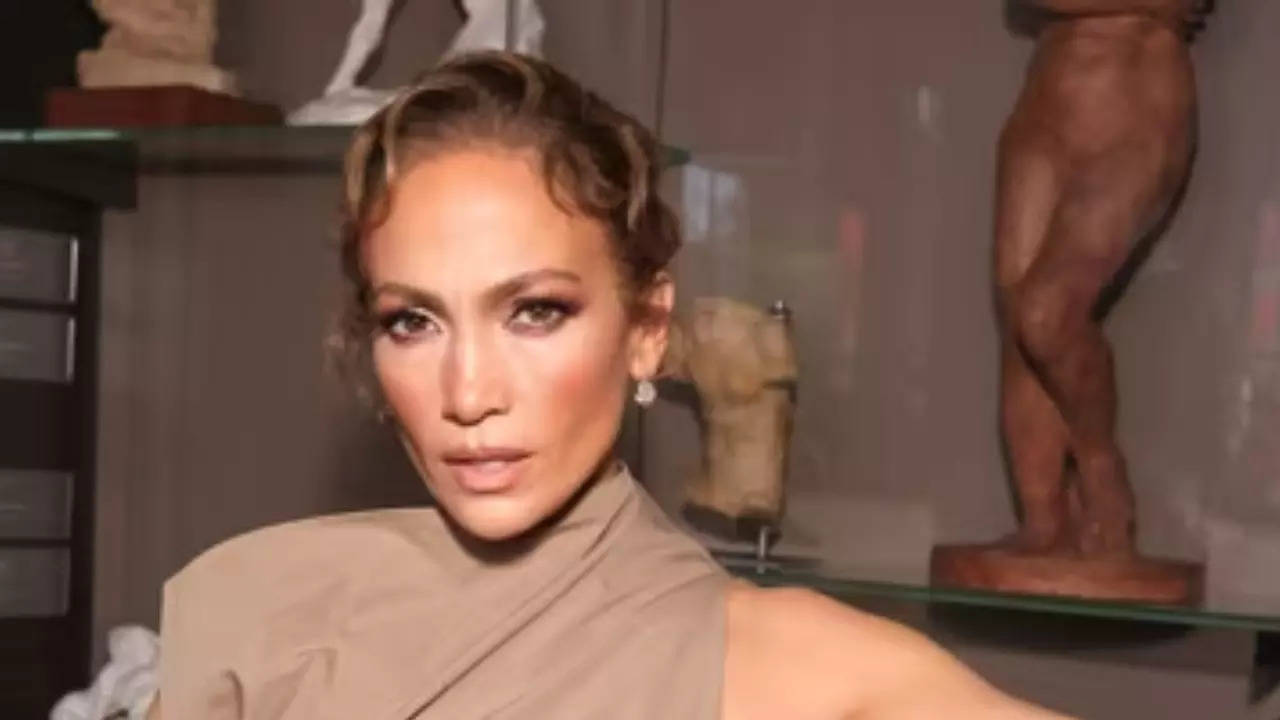 Jennifer Lopez spotted with ring on wedding finger amid divorce from Ben Affleck; singer looking to move into new mansion Filmymeet