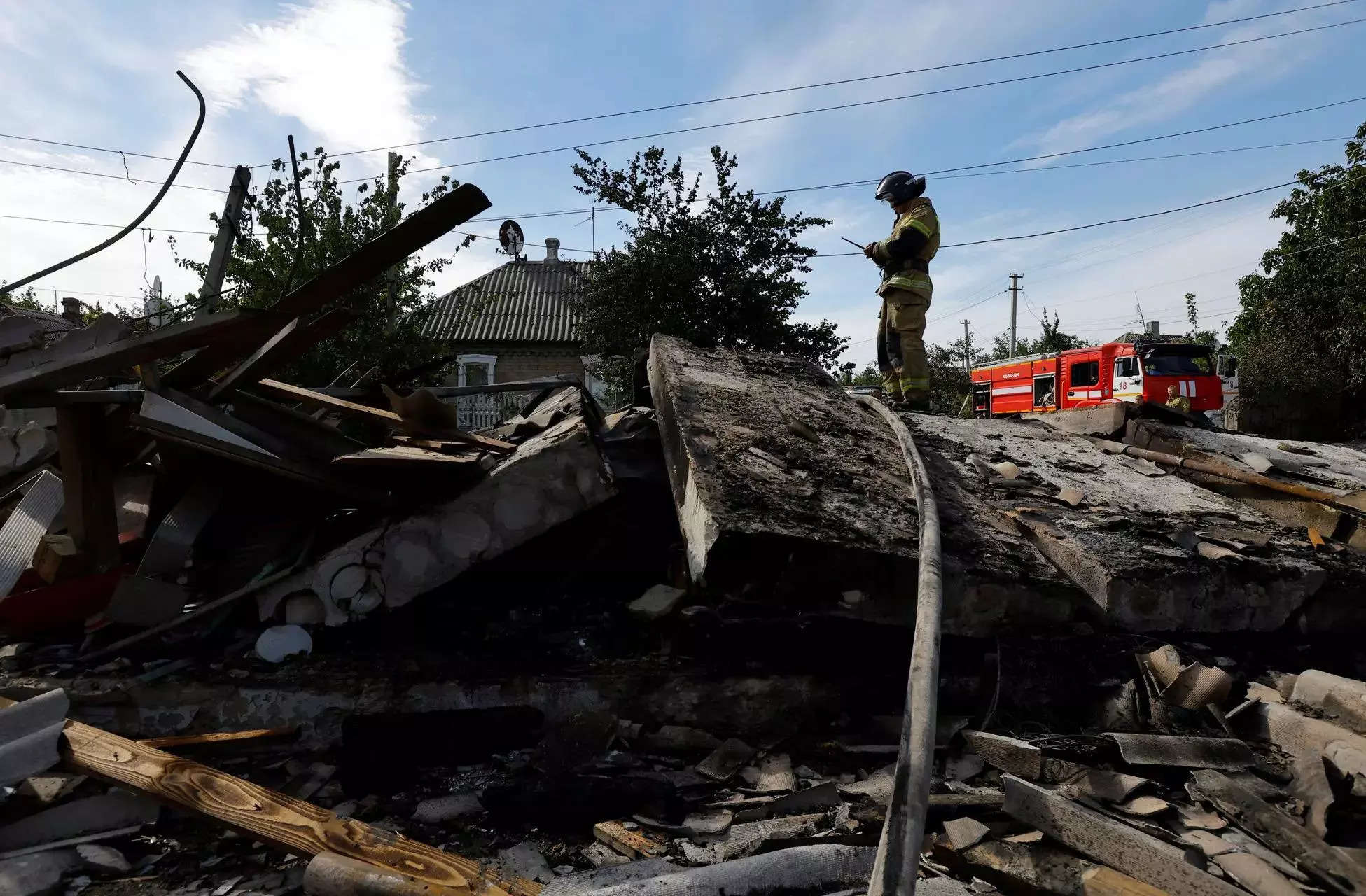 Russia advances in east Ukraine, launches deadly air strikes