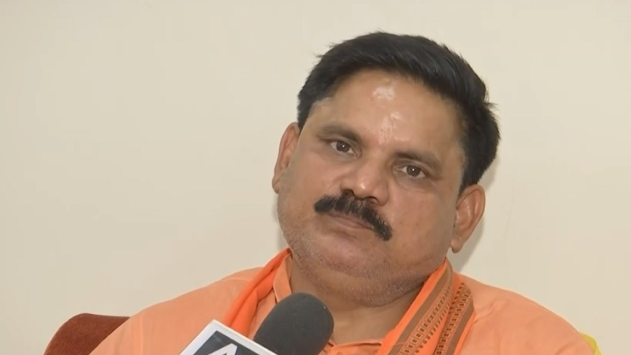 Watch: Officer removes shoes, fixes Jharkhand minister&rsquo;s pyjamas