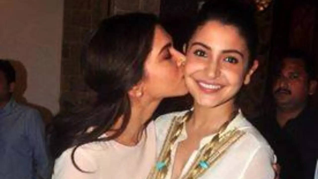 Deepika Padukone kisses Anushka Sharma in old VIRAL VIDEO, leaving her surprised: 'What are you doing?' | Hindi Movie News Filmymeet