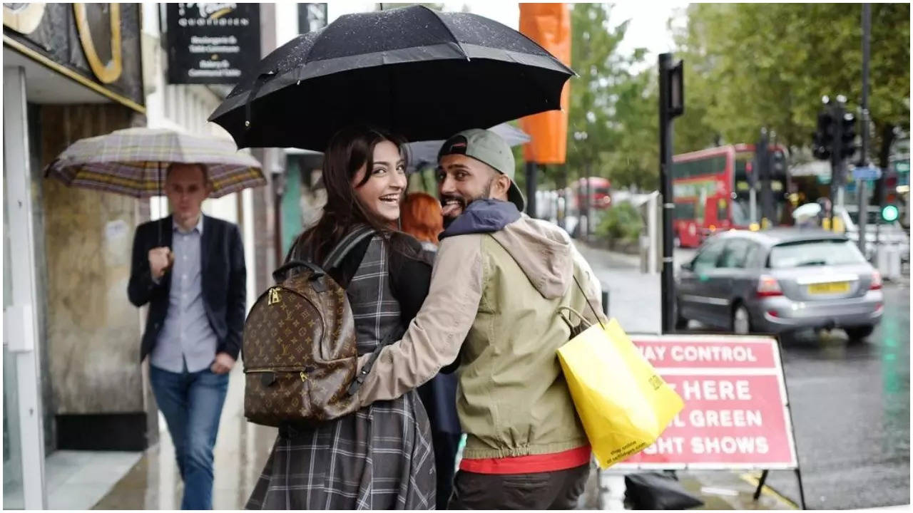 Check out Sonam Kapoor and Anand Ahuja's old dating picture | Hindi Movie News Filmymeet