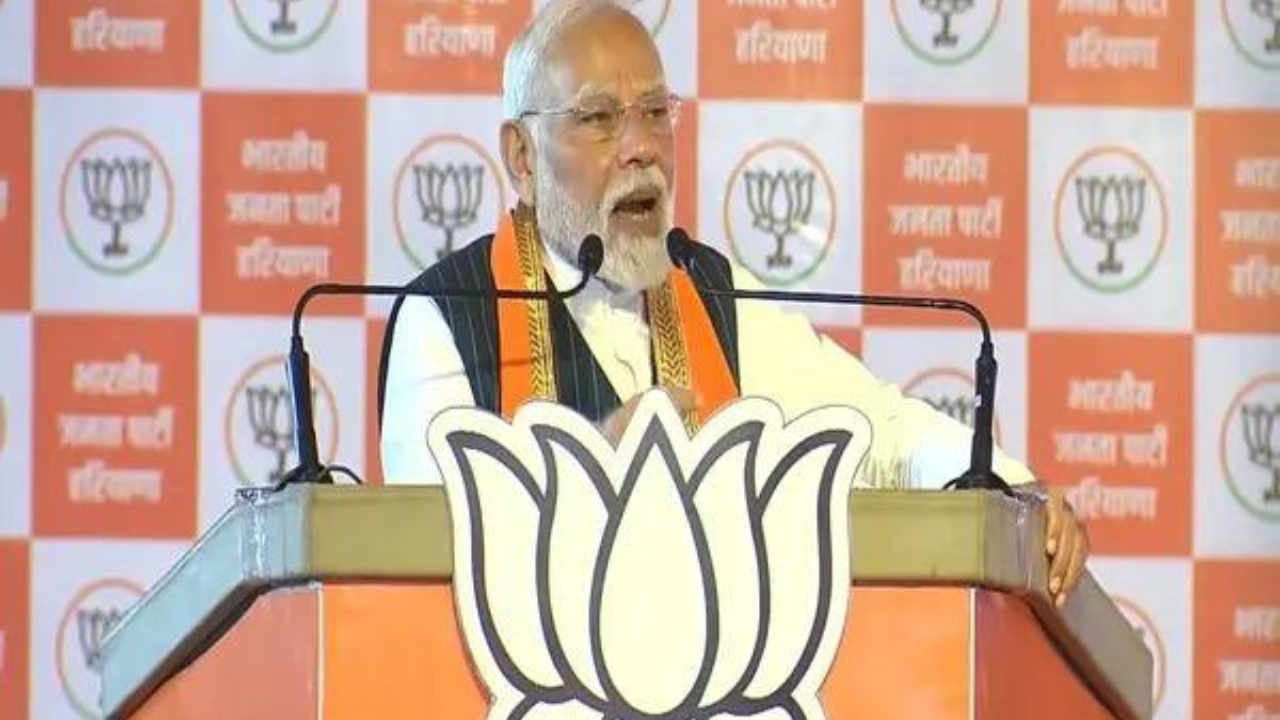 'Nafrat ki dukaan': PM Modi on Congress over scribe 'assault'