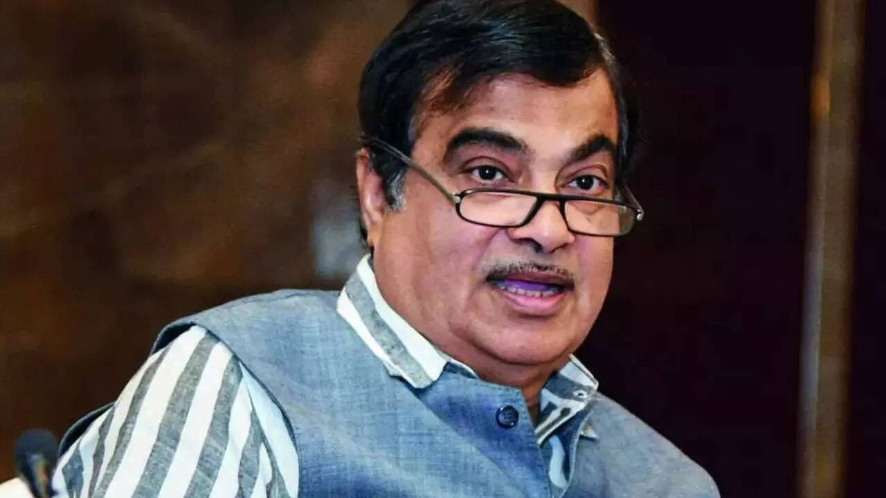 Files move faster with &lsquo;weight&rsquo; on them: Nitin Gadkari faults govt system