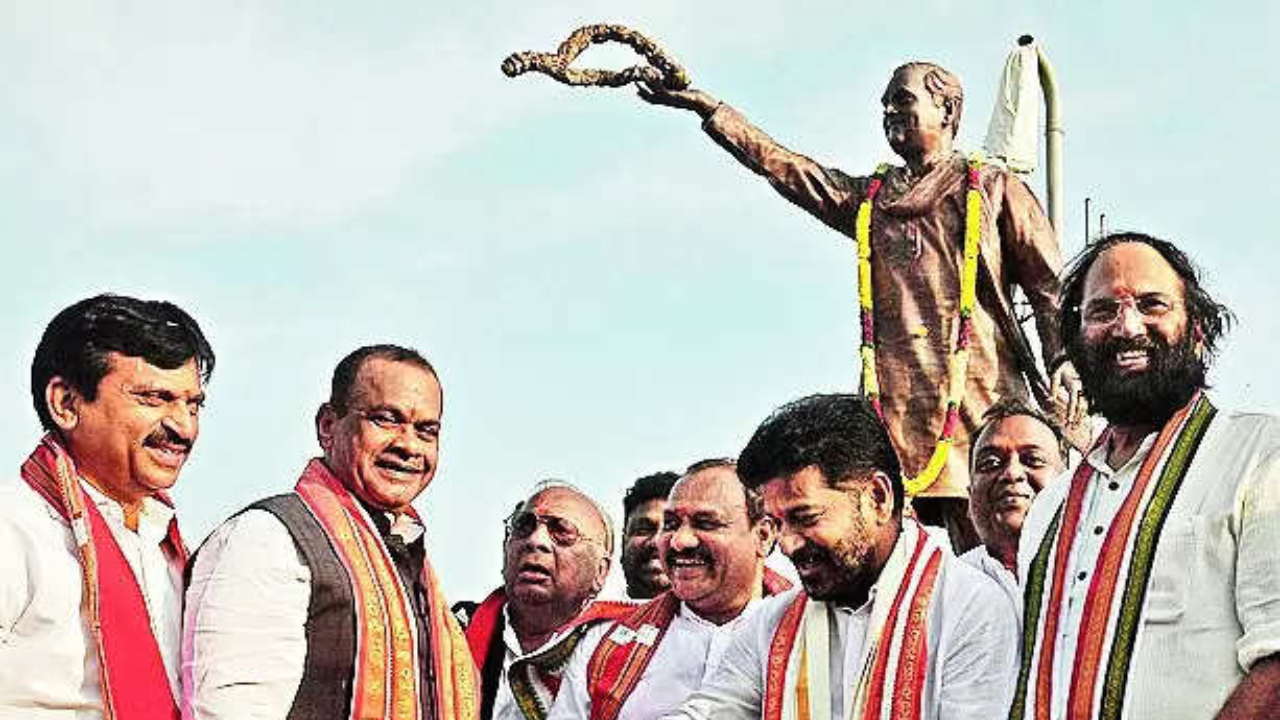 Amid BRS protest, CM unveils Rajiv's statue at secretariat