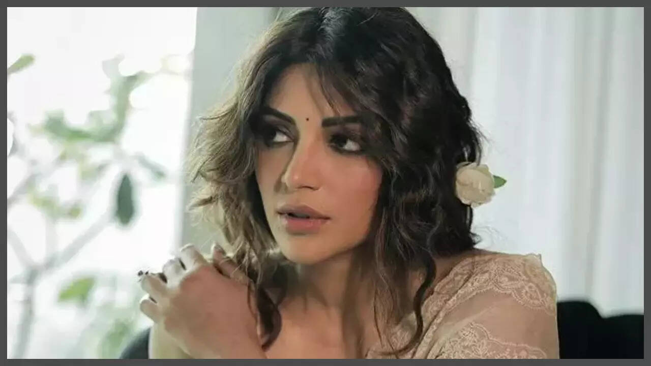 Shama: SRK has publicly accepted buying many awards