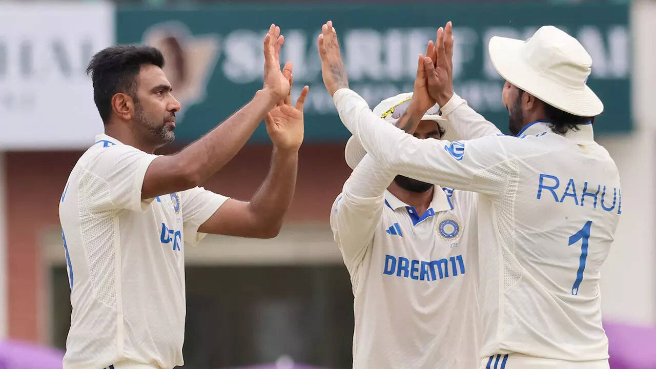 1st Test Live: Ashwin knocks over Haque to break steady stand