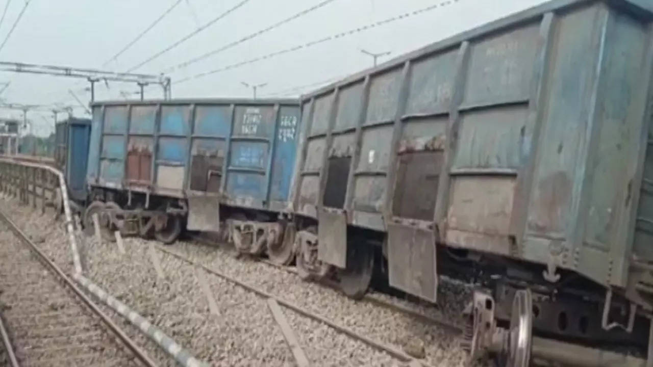 Five wagons of empty goods train derail in West Bengal