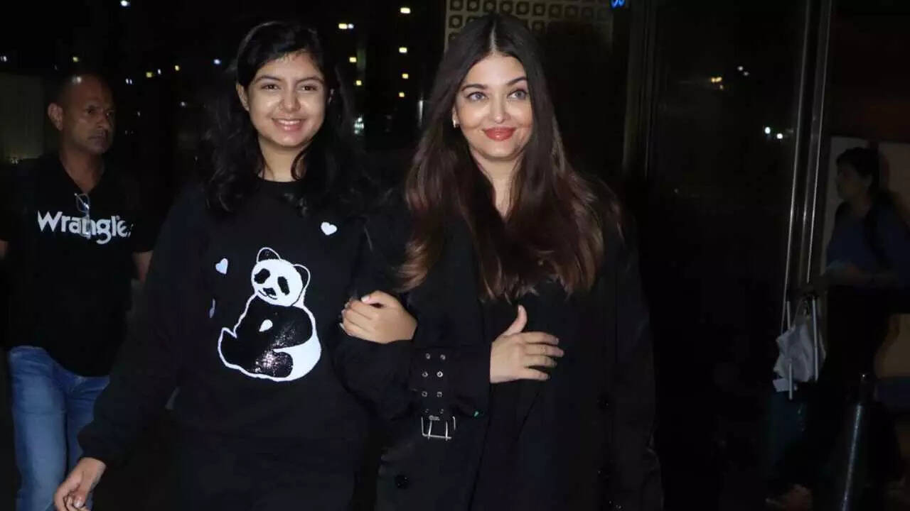 Aishwarya-Aaradhya return from Paris Fashion Week