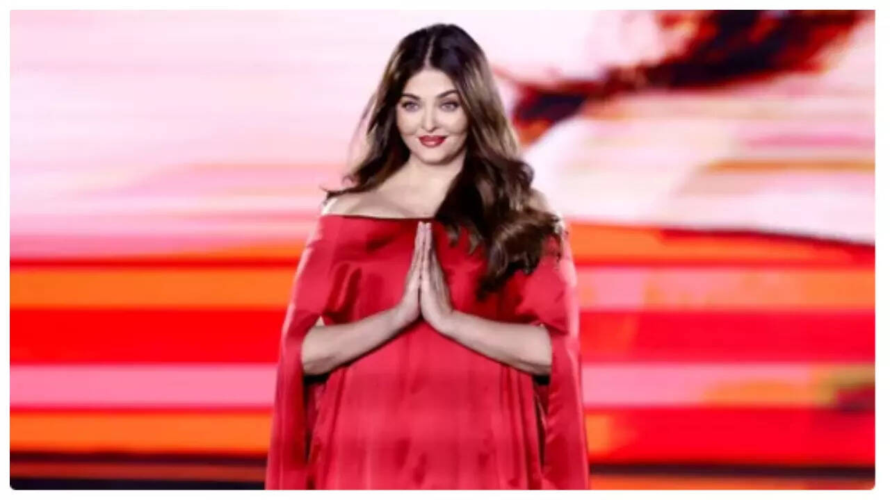 Did Aishwarya have a wardrobe slip at the PFW?