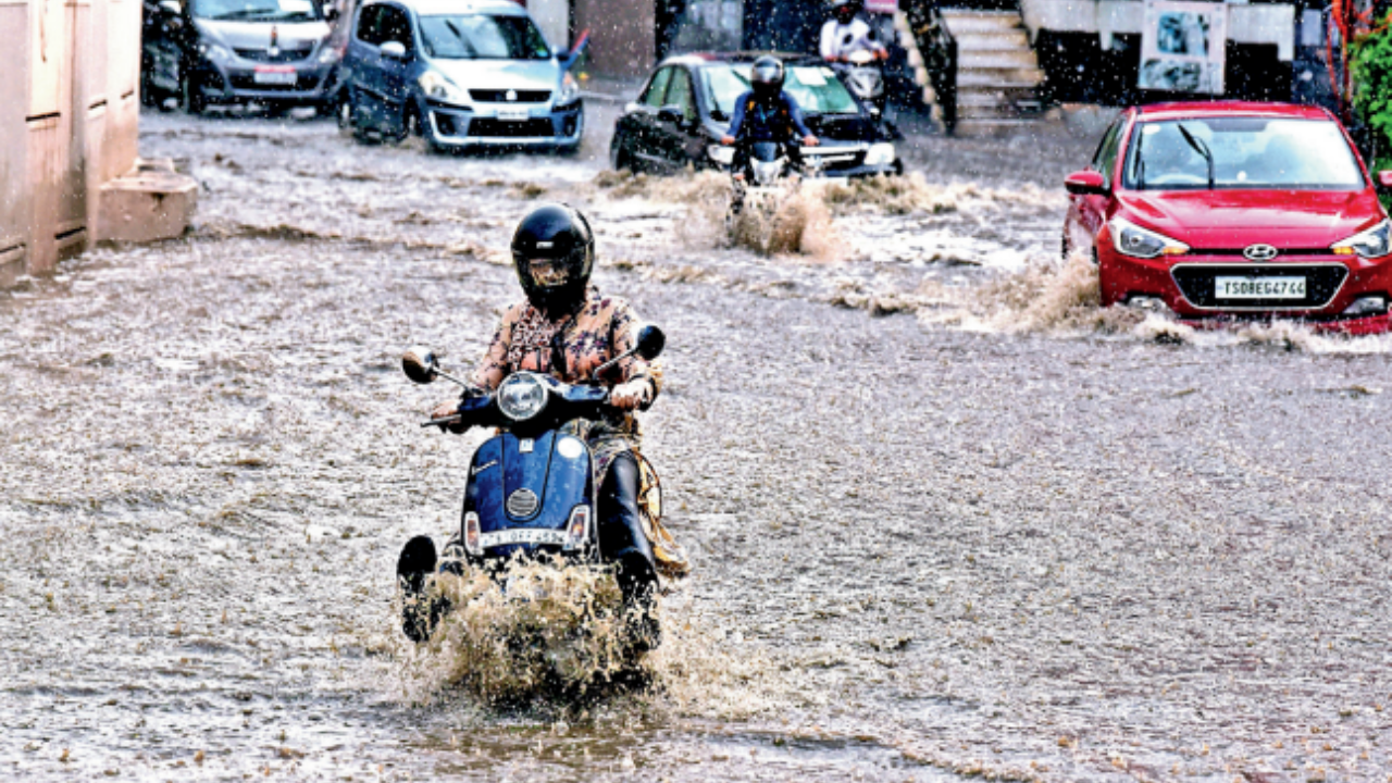 4 dead in lightning strikes as heavy rains lash 4 districts in Telangana