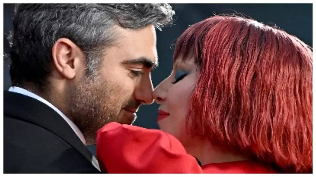 Lady Gaga kisses her fiancé at Joker 2 premiere