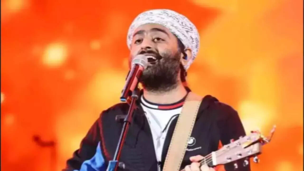 Arijit apologizes to female fan on being manhandled