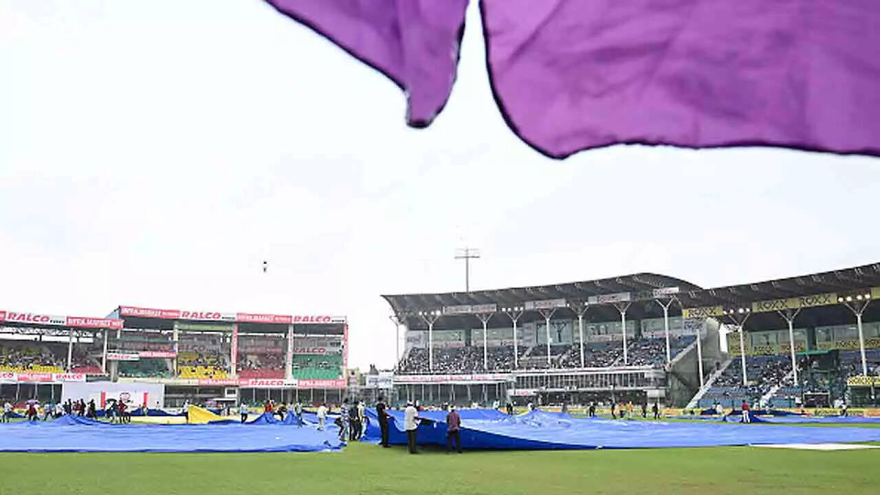 Green Park authorities hire langurs to drive away monkeys
