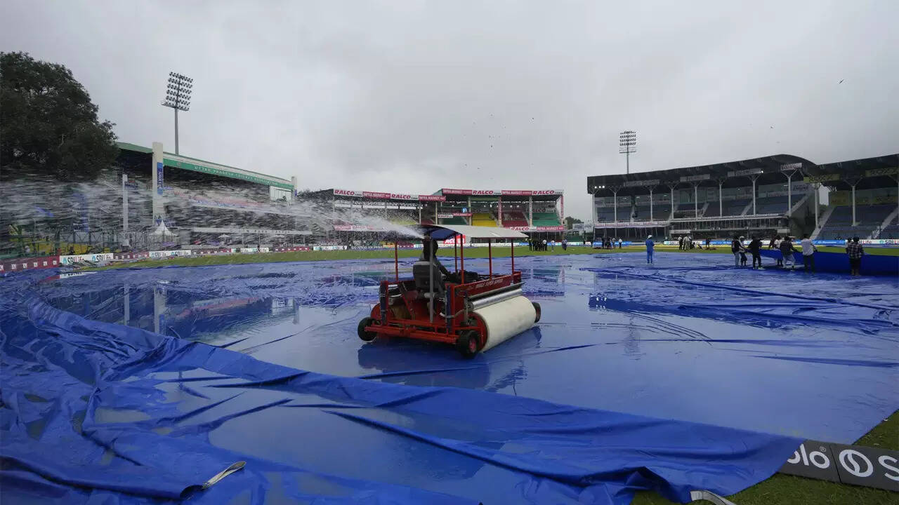 Watch: Team India leaves from stadium on rain-marred Day 2