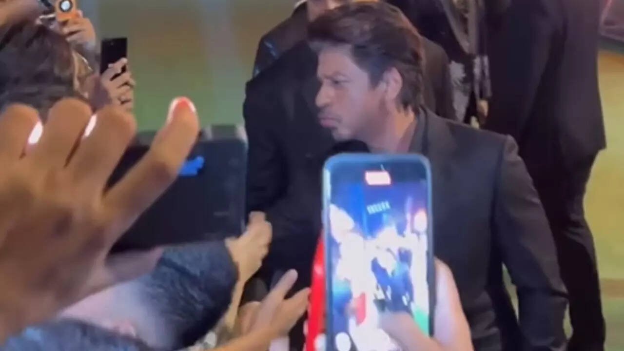 SRK sweetly calms a crying baby- watch video