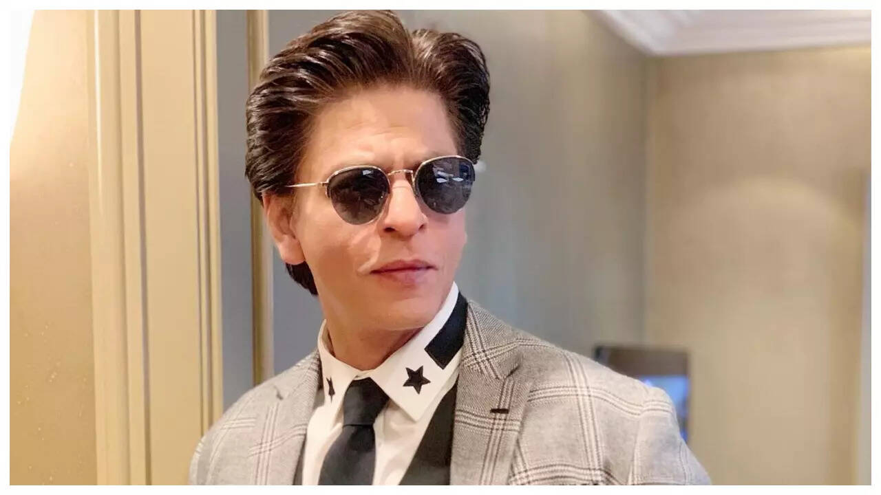 SRK sends love to the paps with a flying kiss