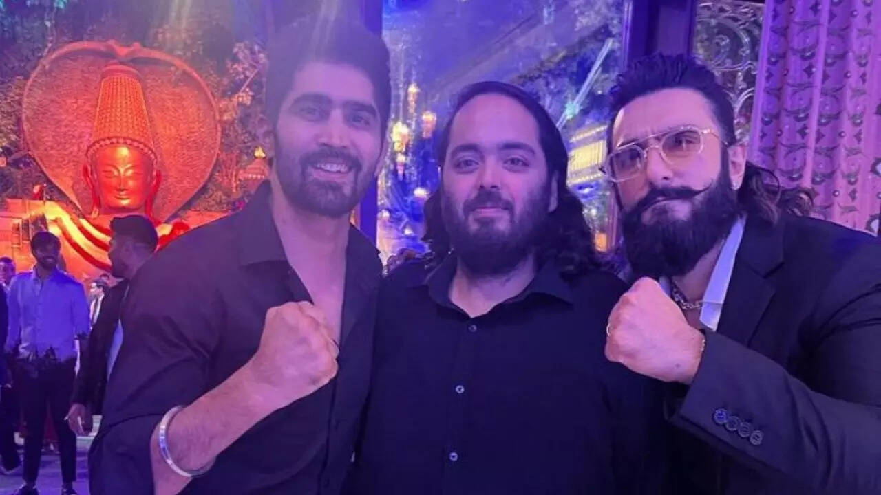 Ranveer poses with Vijender Singh and Anant Ambani
